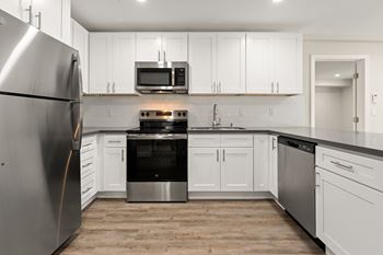 Kitchen Appliances at Woodland Trio Apartments, California, 91601